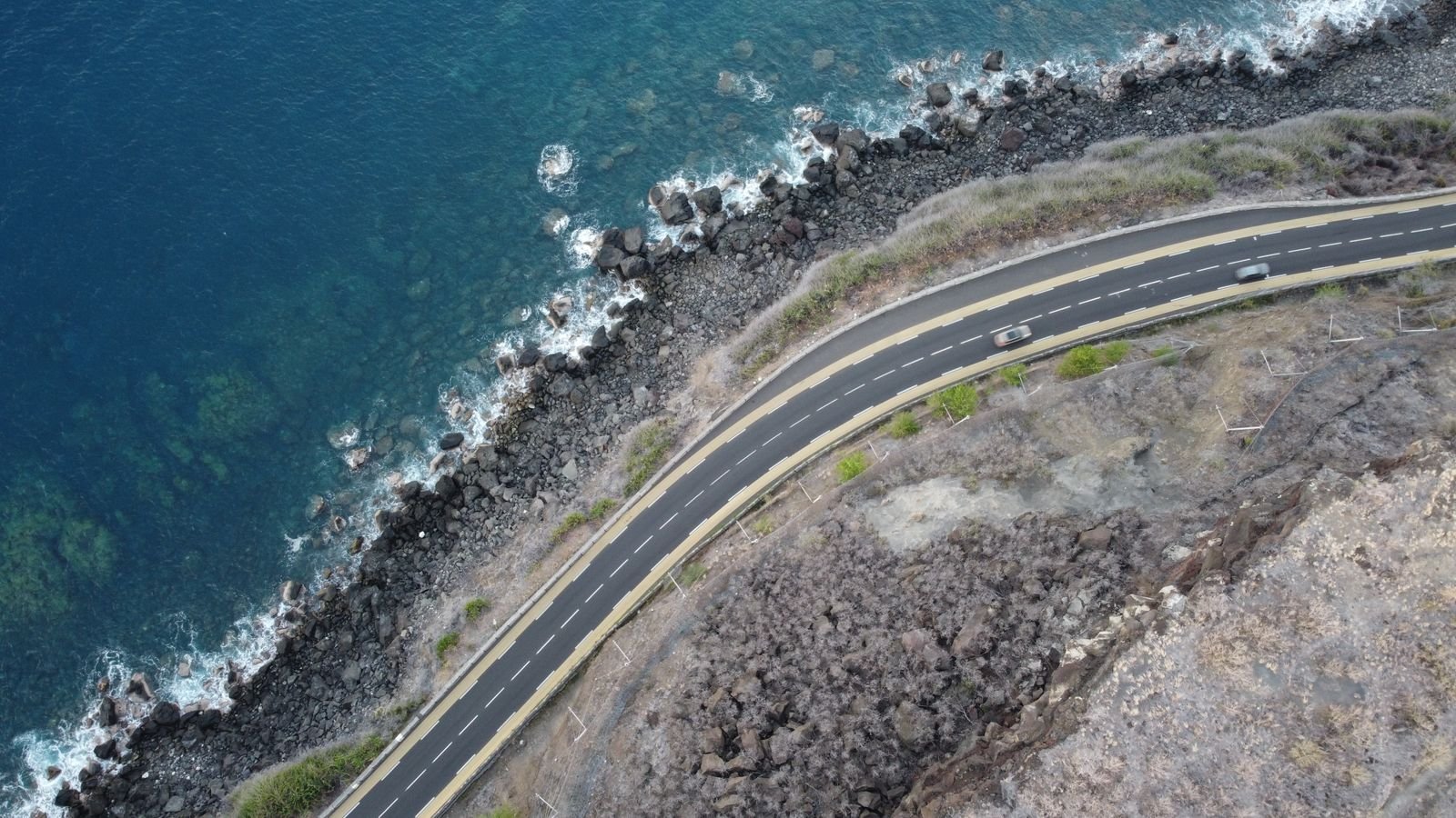 Route côtière de La Réunion longeant l'océan