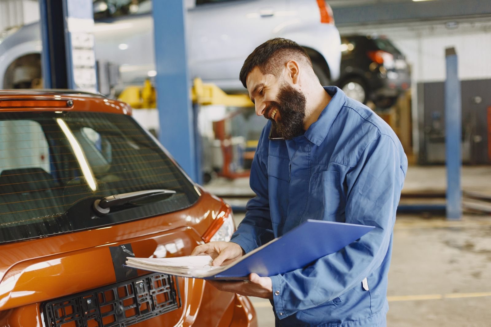 Constat amiable rempli sur le capot d'une voiture