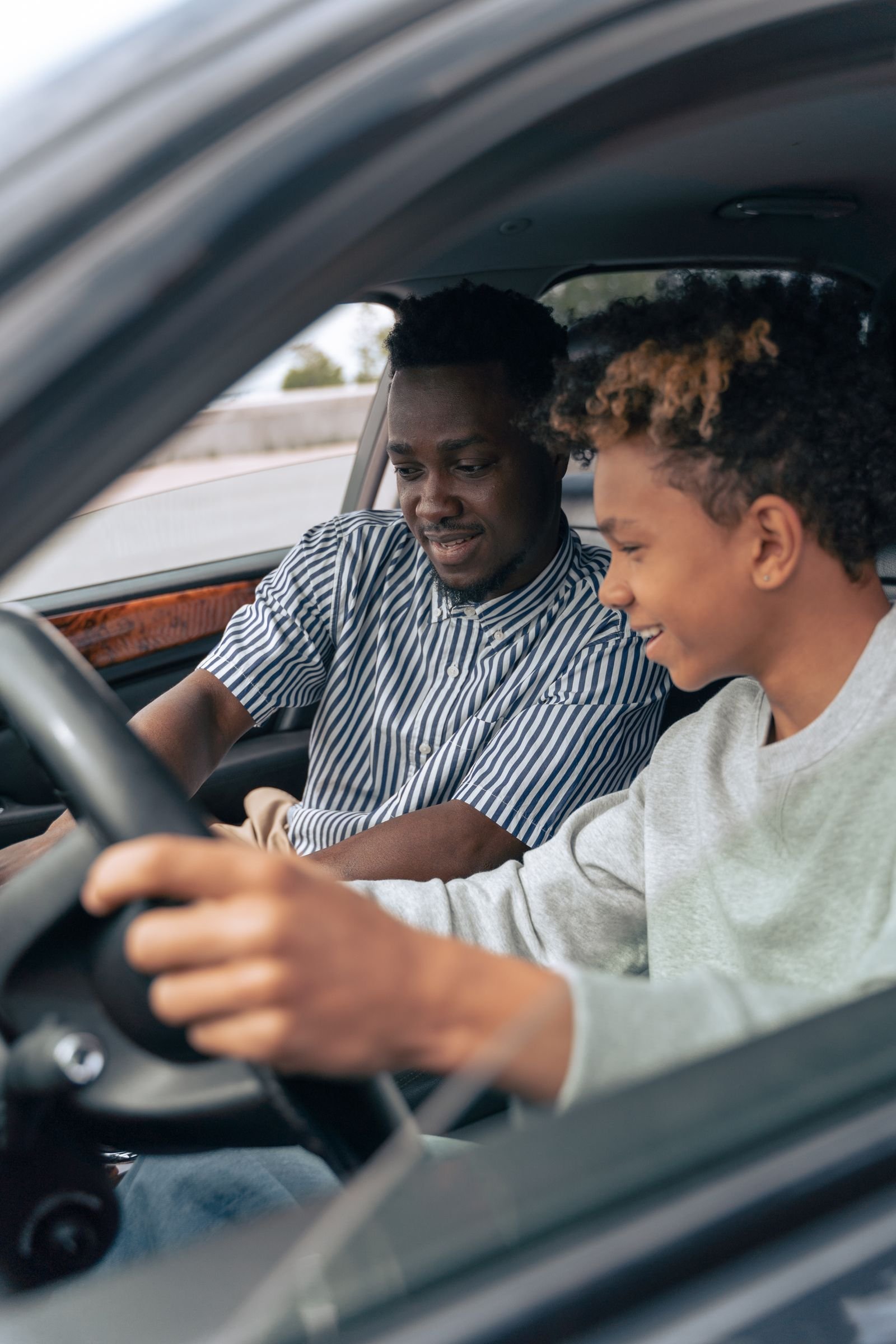 Élève conducteur et accompagnateur dans une voiture