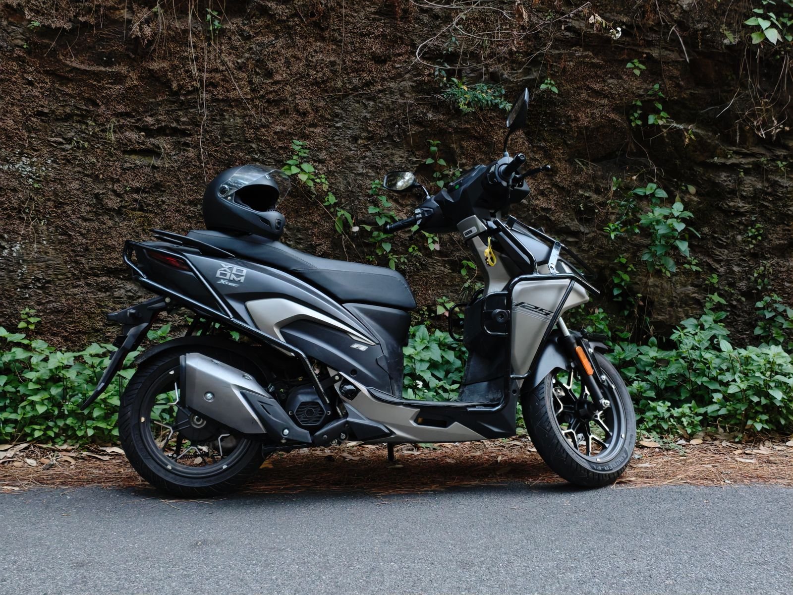 Scooter et casque stationnés au bord d'un mur