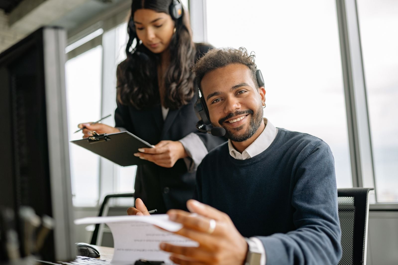Conseillère en assurance au téléphone avec un client