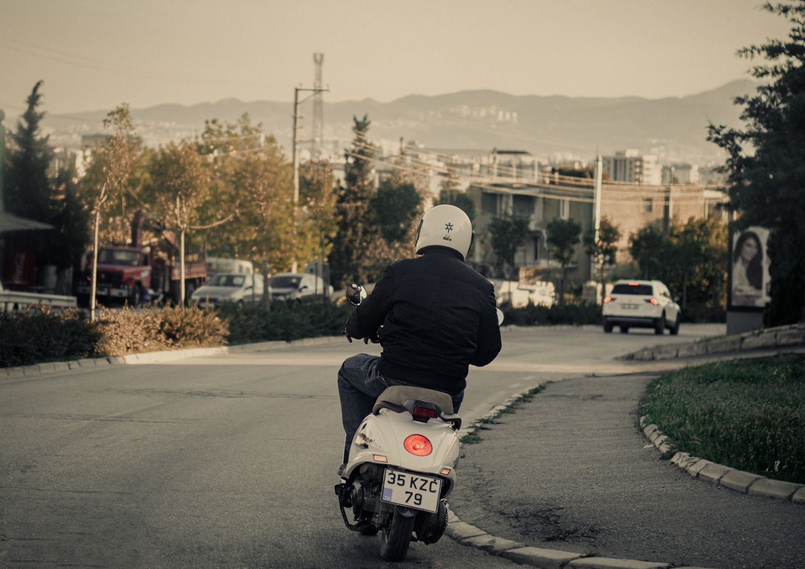 Motocycliste circulant en ville sur un scooter