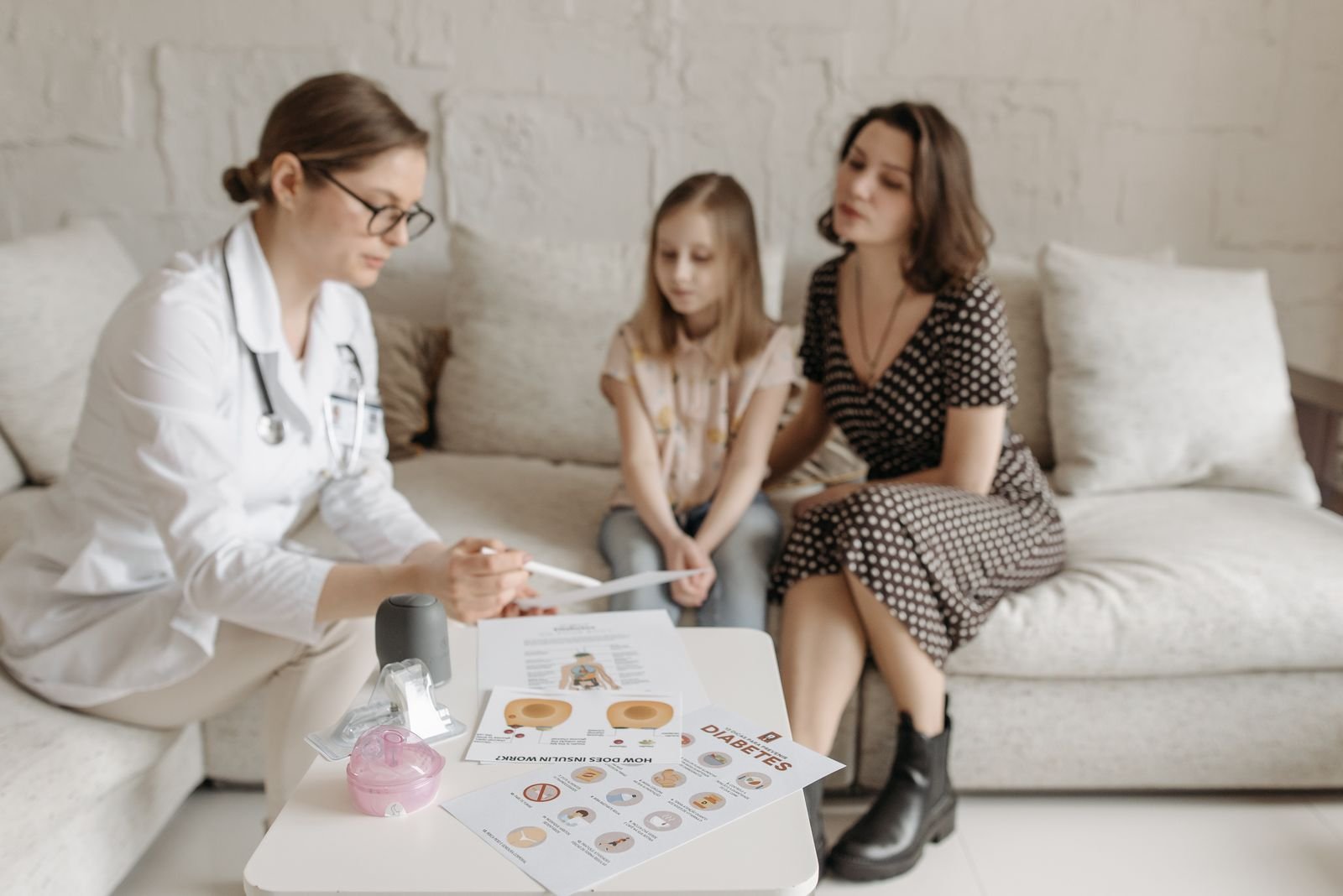Professionnelle de santé expliquant un document à une mère et son enfant