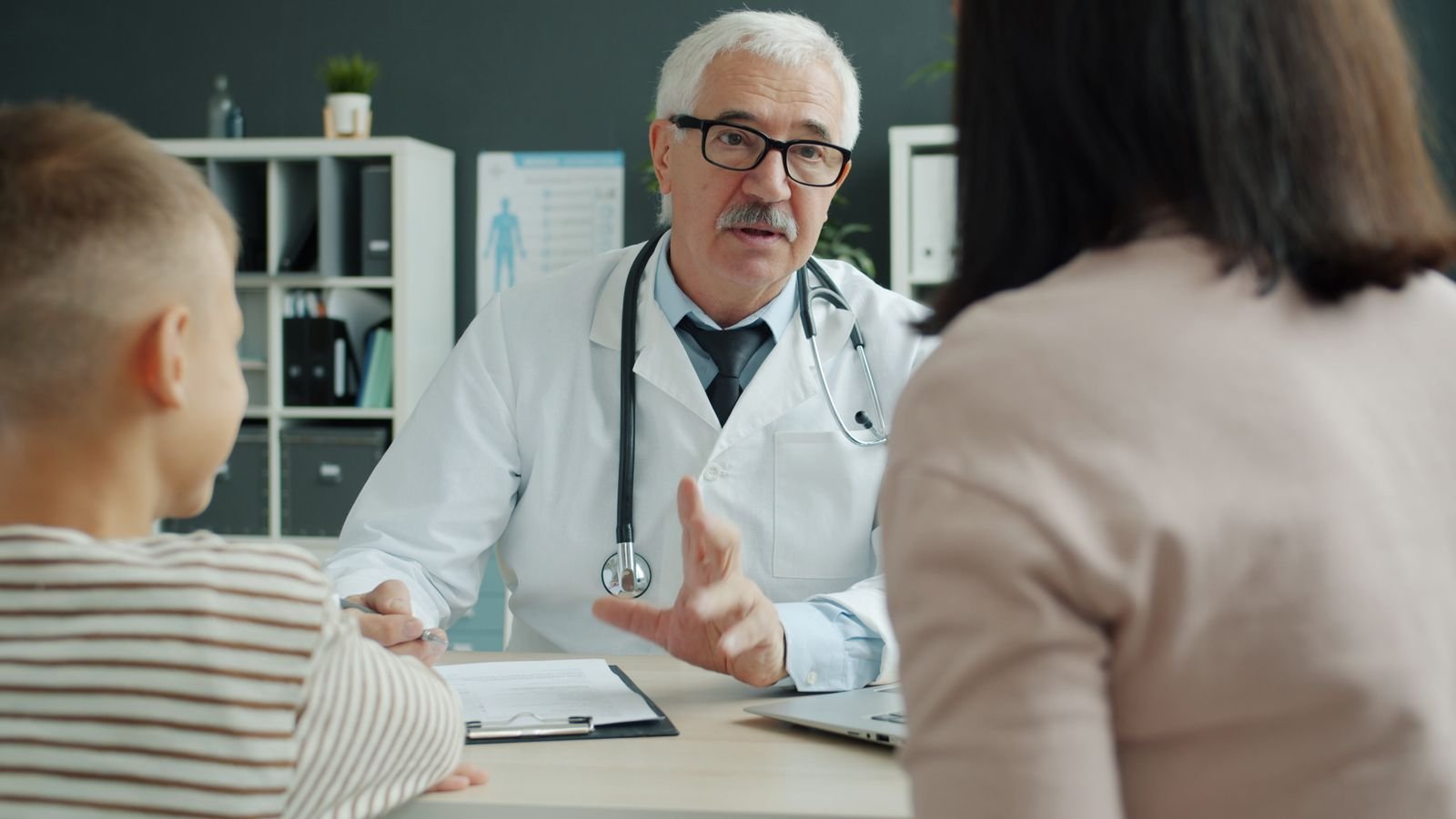 Médecin recevant une famille en consultation